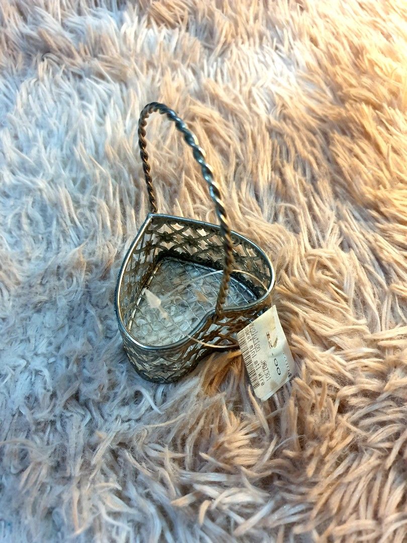 MINI BASKET METAL WIRE (Category: Storage Boxes & Baskets) located in Pasig City. Submitted by hoa_japan_surplus_32023 (Listing ID 1248413407, Image 2). Description: MINI BASKET METAL WIRE Note: Maliit lang po ito!!.