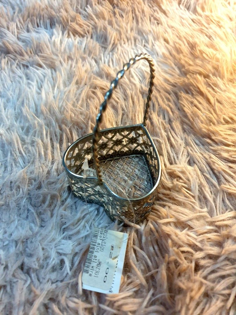 MINI BASKET METAL WIRE (Category: Storage Boxes & Baskets) located in Pasig City. Submitted by hoa_japan_surplus_32023 (Listing ID 1248413407, Image 1). Description: MINI BASKET METAL WIRE Note: Maliit lang po ito!!.