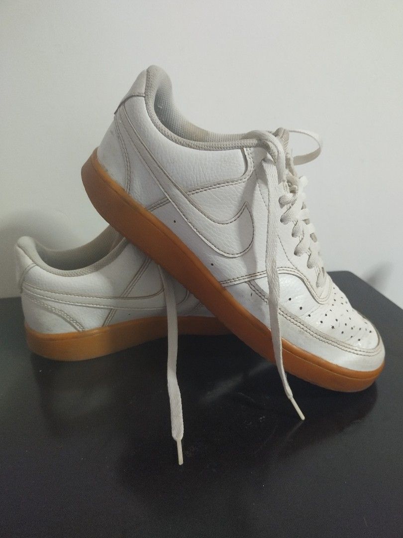 white nike shoes with gum soles