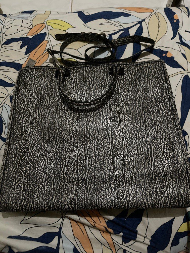 Rouge and Lounge 2 way bag (Category: Luxury Bags & Wallets) located in Quezon City. Submitted by happy_nanay_of_3 (Listing ID 1248343151, Image 1). Description: Original, Large size rfs: decluttering.
