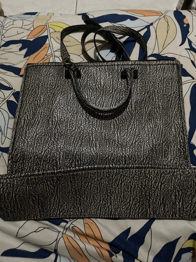 Rouge and Lounge 2 way bag (Category: Luxury Bags & Wallets) located in Quezon City. Submitted by happy_nanay_of_3 (Listing ID 1248343151, Image 2). Description: Original, Large size rfs: decluttering.