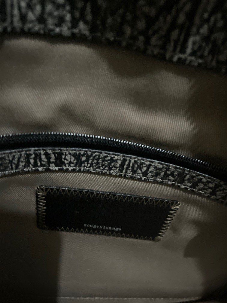 Rouge and Lounge 2 way bag (Category: Luxury Bags & Wallets) located in Quezon City. Submitted by happy_nanay_of_3 (Listing ID 1248343151, Image 3). Description: Original, Large size rfs: decluttering.