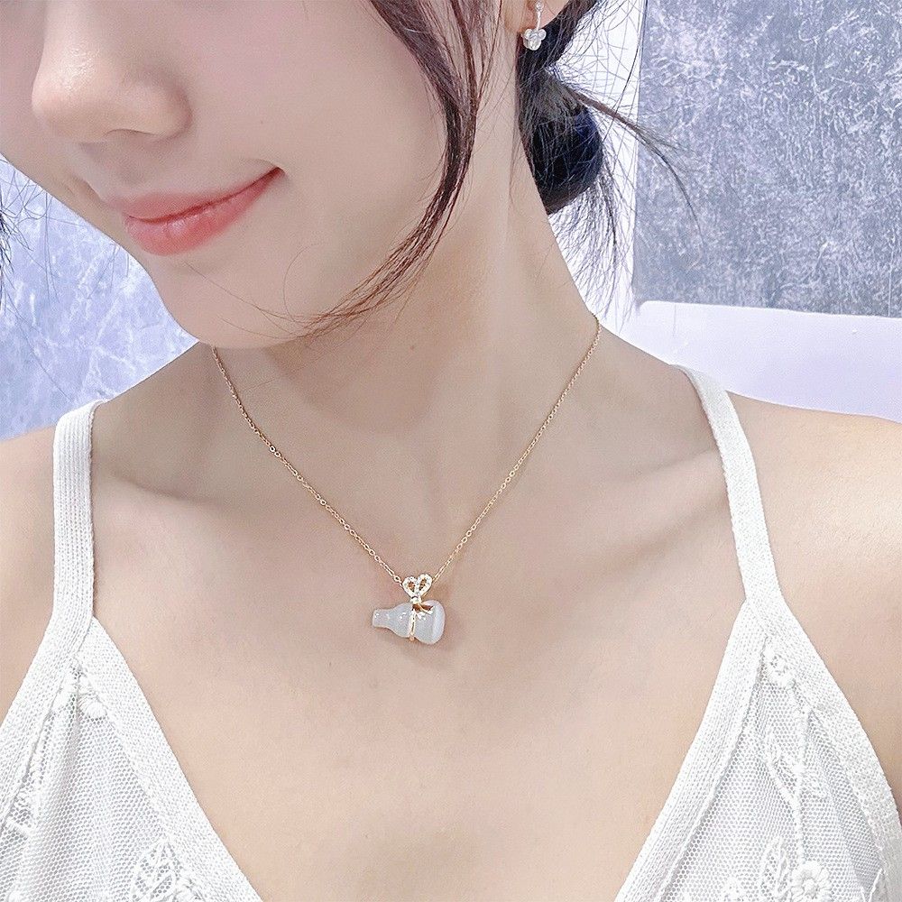 White fashion necklace outlet