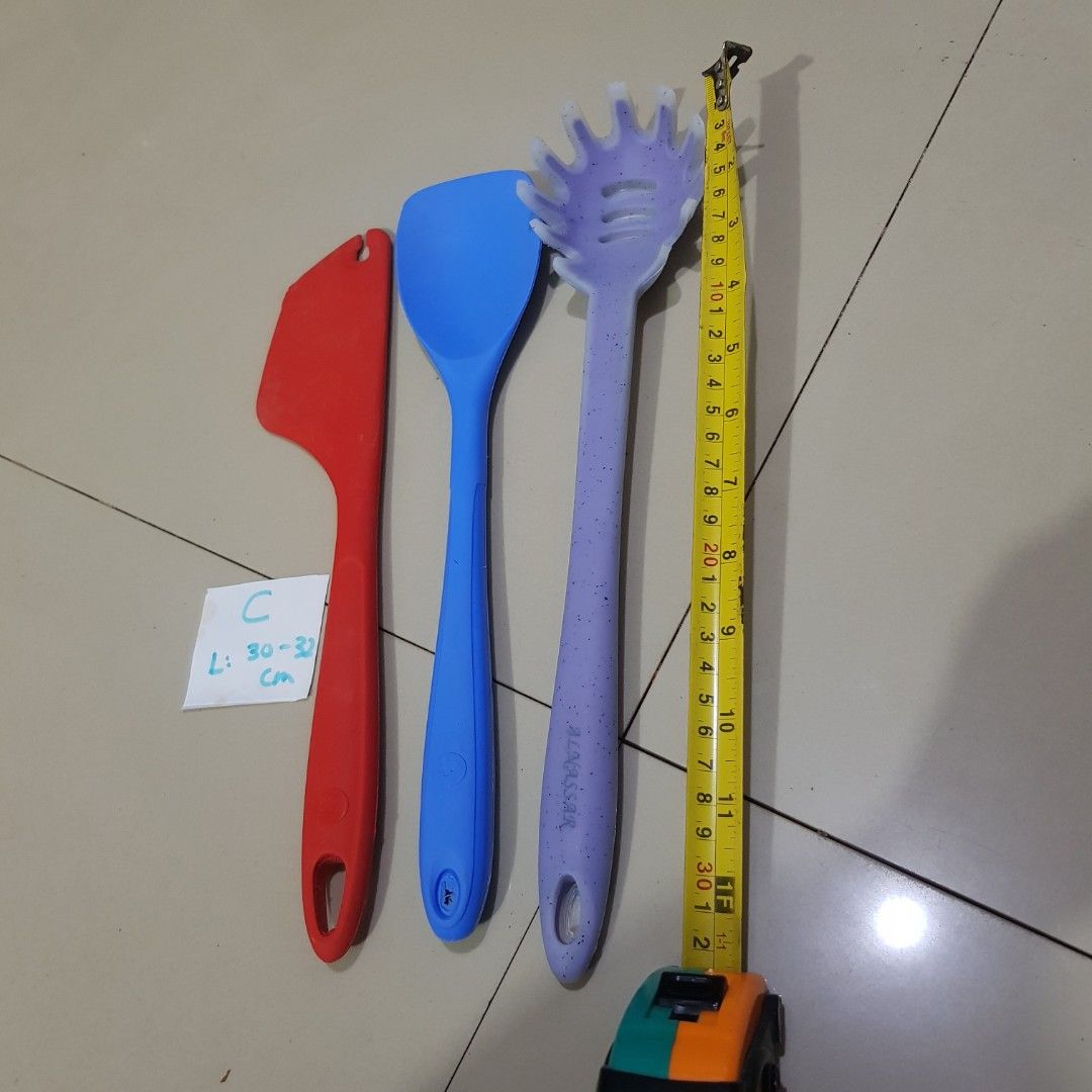 Silicon kitchen tools (Category: Cookware & Accessories) located in Pasig City. Submitted by ladygoodvibes (Listing ID 1248368639, Image 3). Description: silicon kitchen tools, hard and heavy. may metal inside. price is for the set of 3 pcs. all new. check pics for details..