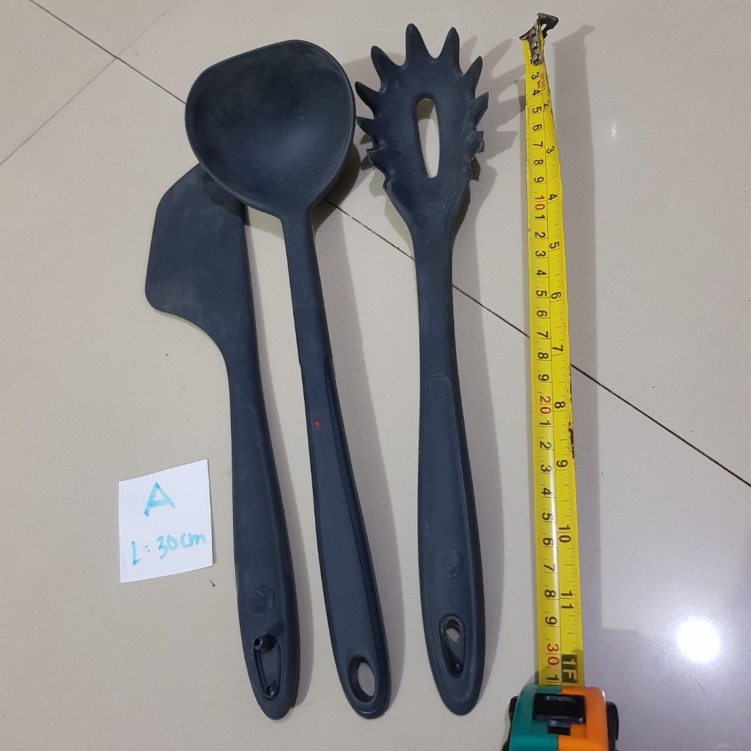 Silicon kitchen tools (Category: Cookware & Accessories) located in Pasig City. Submitted by ladygoodvibes (Listing ID 1248368639, Image 1). Description: silicon kitchen tools, hard and heavy. may metal inside. price is for the set of 3 pcs. all new. check pics for details..