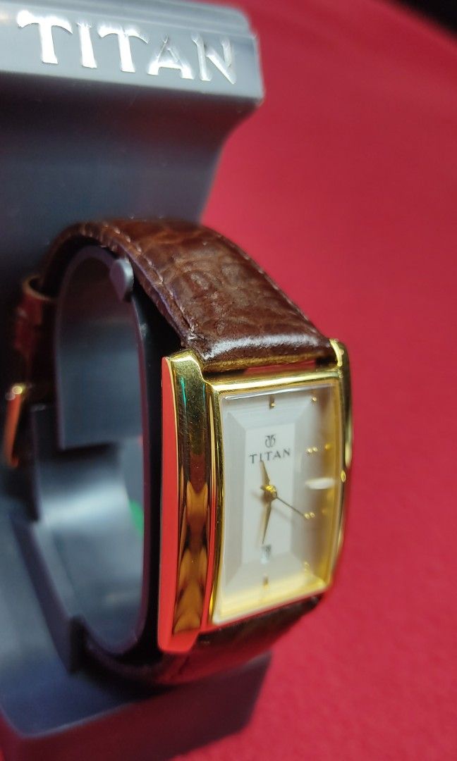 Titan watch hotsell 1164 yac price