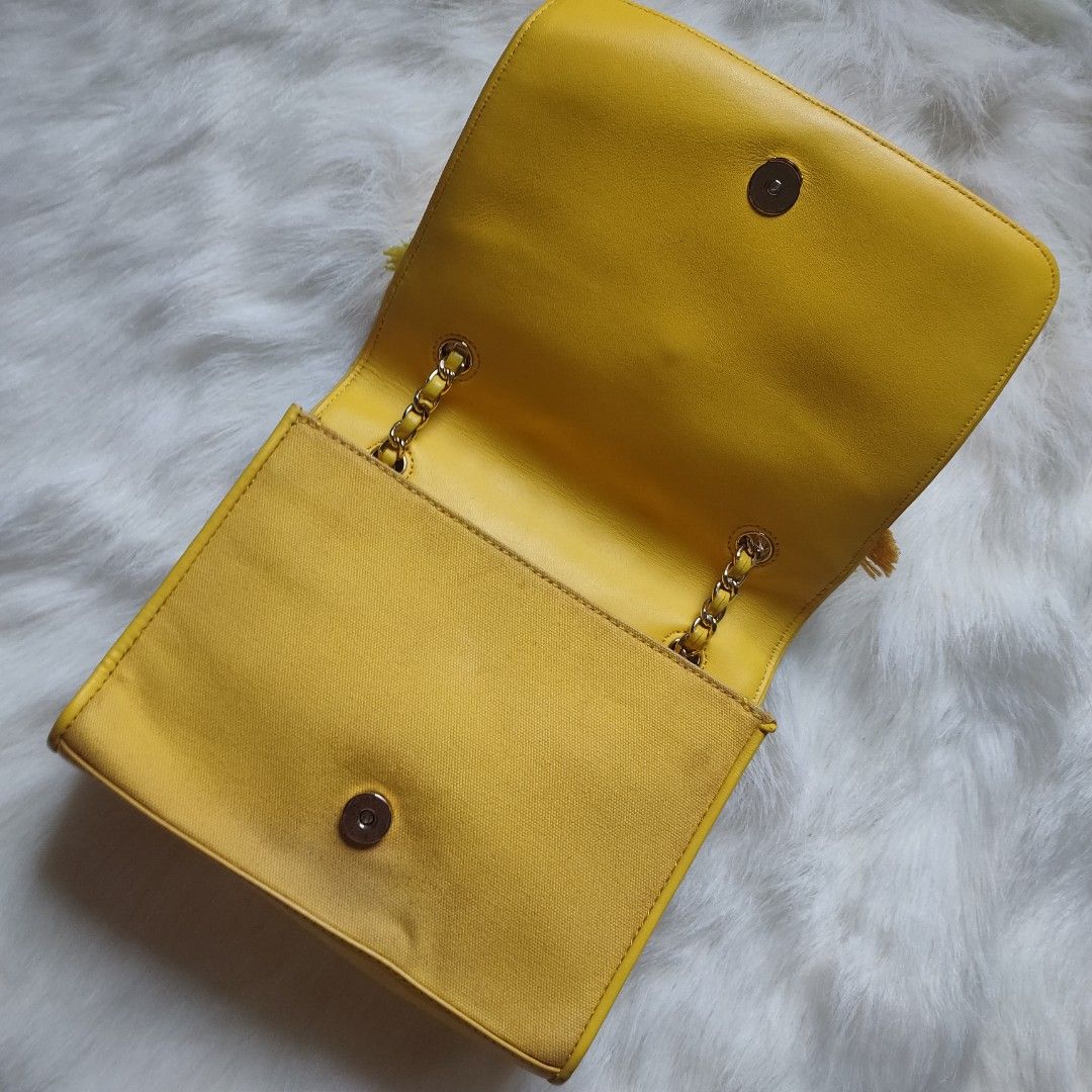 TORY BURCH | Fleming Convertible Sling Shoulder Bag (Category: Luxury Bags & Wallets) located in Cebu City. Submitted by denimholic (Listing ID 1248319970, Image 3). Description: 💼 Authentic Preloved Tory Burch Bag ▫️STYLE : Flap Canvas (body), Leather (inlay), Convertible Chain Sling ▫️SIZE : SMALL (W 9in / H 7.5in) ▫️RANK AB *need wash.