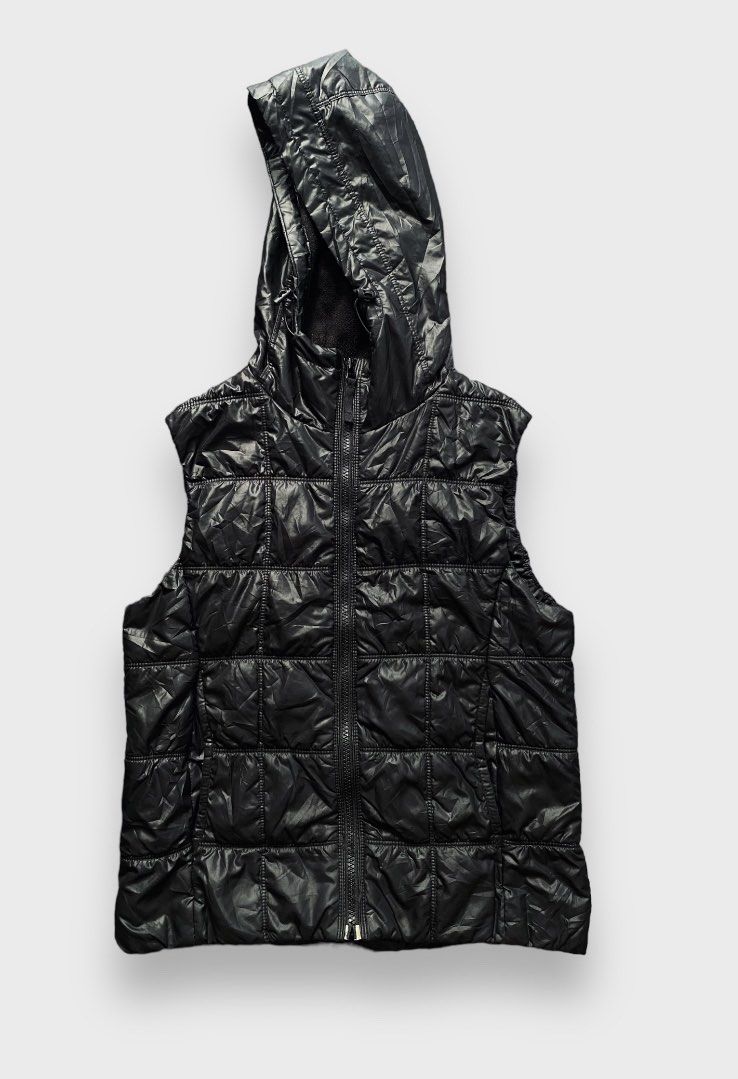Uniqlo Semi Puffer Vest (Category: Coats, Jackets and Outerwear) located in Paranaque City. Submitted by anesthesiaash (Listing ID 1248423777, Image 1). Description: Uniqlo Semi Puffer Vest Color: Black Size on tag: S Dimensions: 17-17.5W 21-21.5L Material: Nylon Issue: Zipper ✔️Excellent to New Condition ✔️Machine Washed 200 + shipping fee 📍Parañaque.