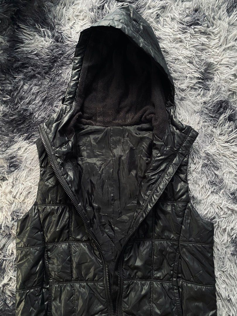Uniqlo Semi Puffer Vest (Category: Coats, Jackets and Outerwear) located in Paranaque City. Submitted by anesthesiaash (Listing ID 1248423777, Image 2). Description: Uniqlo Semi Puffer Vest Color: Black Size on tag: S Dimensions: 17-17.5W 21-21.5L Material: Nylon Issue: Zipper ✔️Excellent to New Condition ✔️Machine Washed 200 + shipping fee 📍Parañaque.