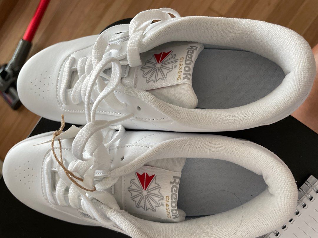 White classic hotsell reebok