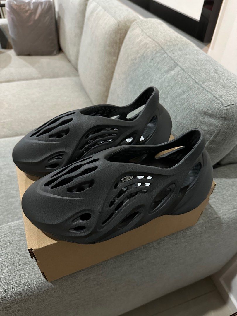 Yeezy Foam Runner Onyx Carbon RNR, Fesyen Pria, Sepatu , Sandal di Carousell