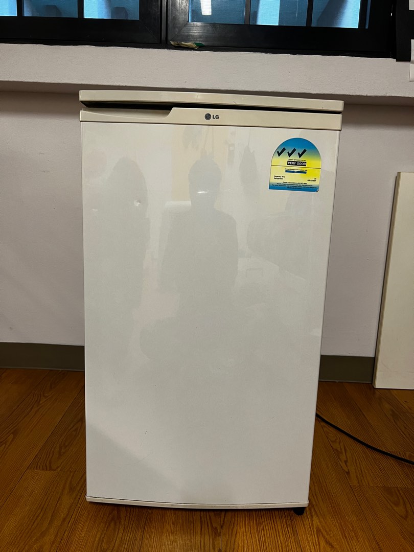 90L LG mini fridge, TV & Home Appliances, Kitchen Appliances