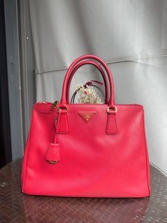 Prada Saffiano Lux Bicolor EW tote (BN2608) handbag: A quick