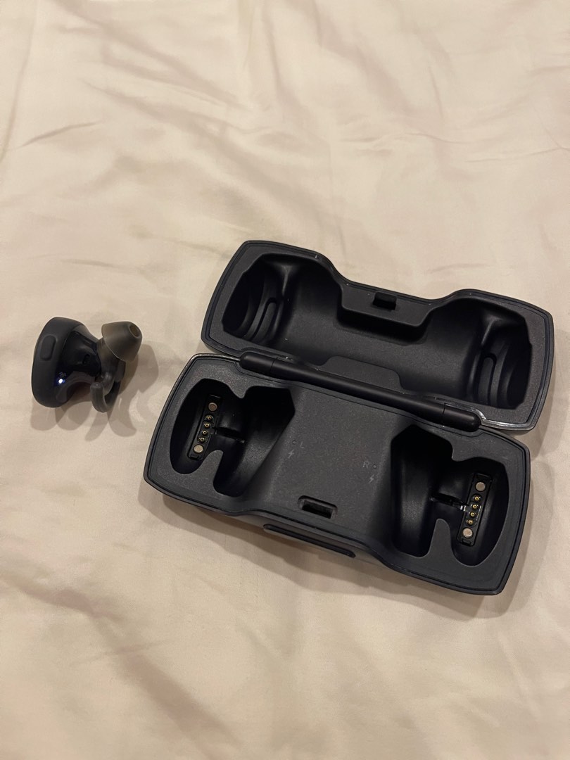 Bose soundsport store case blinking