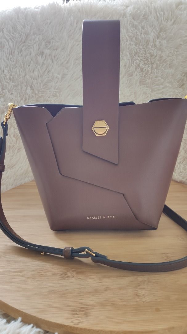 Charles and keith wristlet bucket bag best sale