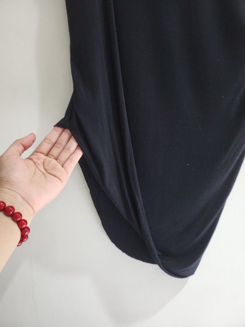 COTTON ON Black Asymmetrical Skirt (Category: Skirts) located in Quezon City. Submitted by ikcPH (Listing ID 1248611689, Image 2). Description: 🛍 Store-bought: Cotton On 🏷 Size is XXS, I'm a medium now(size 38) and it still fits me well. Worn a few times. I looooove a good figure-hugging skirt! Skirt has a nice slit / detail on one side. It's simple, but sexy and flattering at the same time. I don't mind keeping this if this doesn't get sold at
