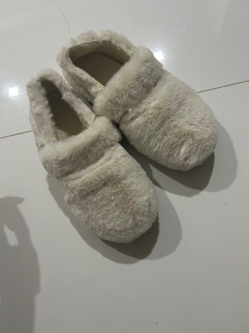 White discount fuzzy sandals