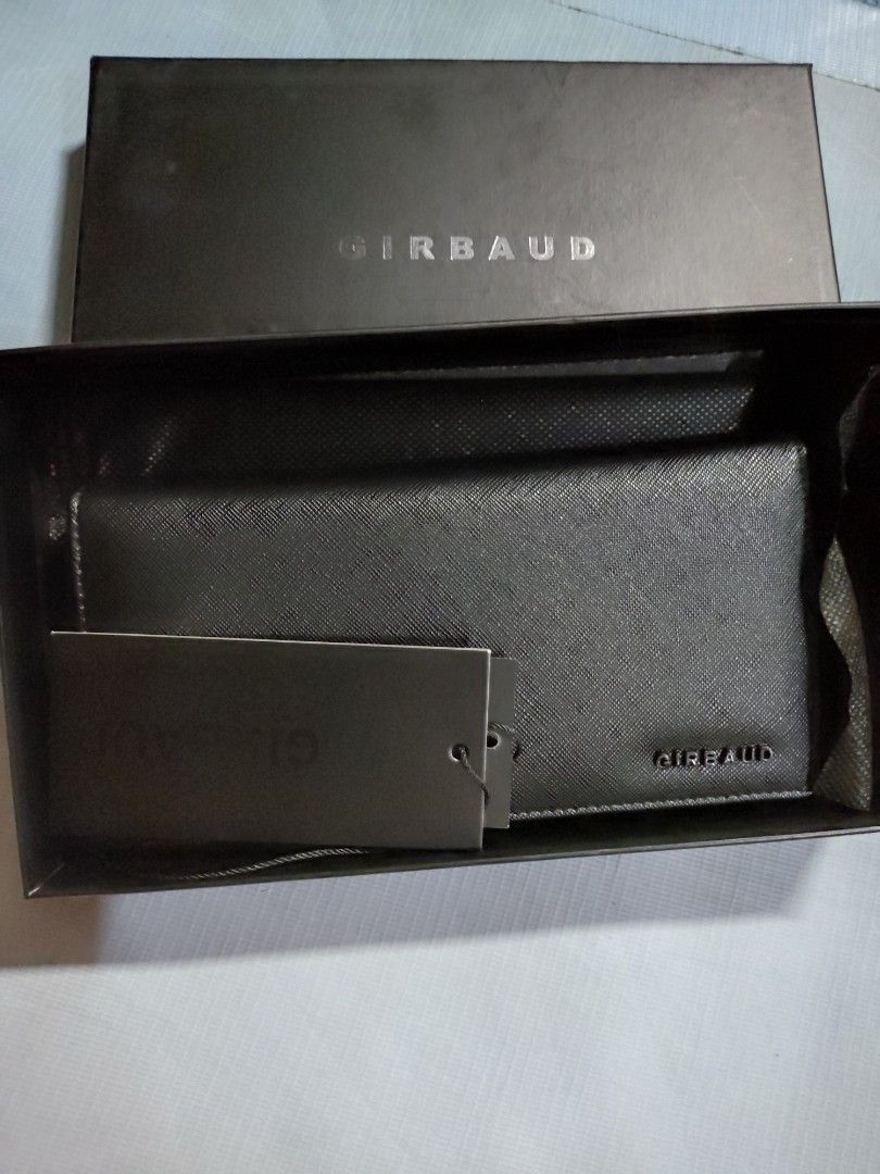 60223 HALF FOLDED WALLET W CARDHOLDERS KB, Men's Fashion, Watches &  Accessories, Wallets & Card Holders on Carousell