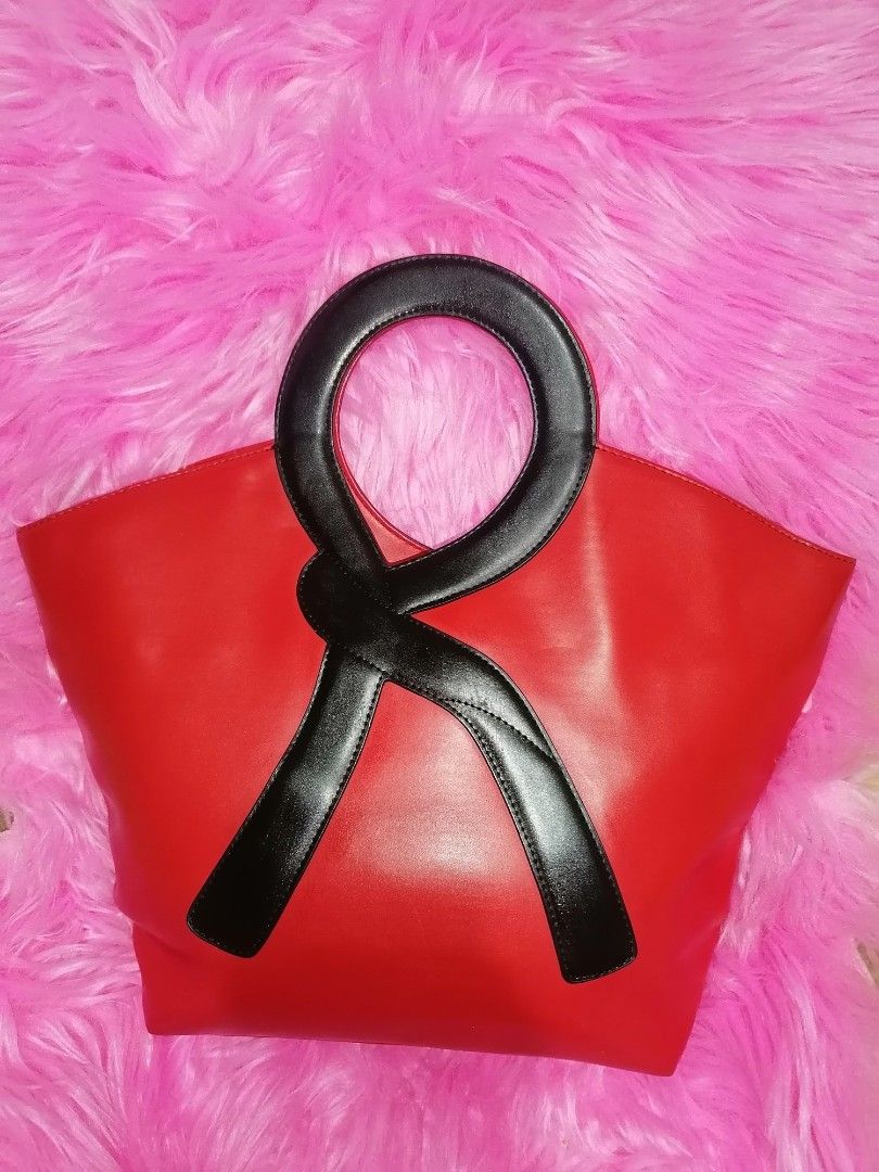 Hand bag (Category: Luxury Bags & Wallets) located in Bacolod City. Submitted by liezel_121920 (Listing ID 1248571965, Image 1). Description: .