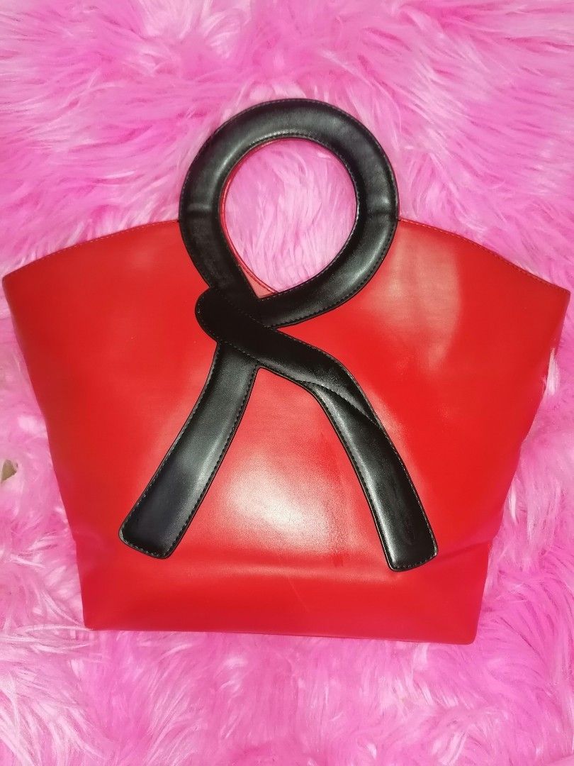 Hand bag (Category: Luxury Bags & Wallets) located in Bacolod City. Submitted by liezel_121920 (Listing ID 1248571965, Image 2). Description: .