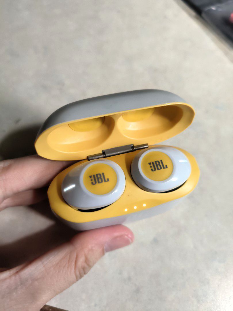 JBL Tune 120 TWS in yellow white