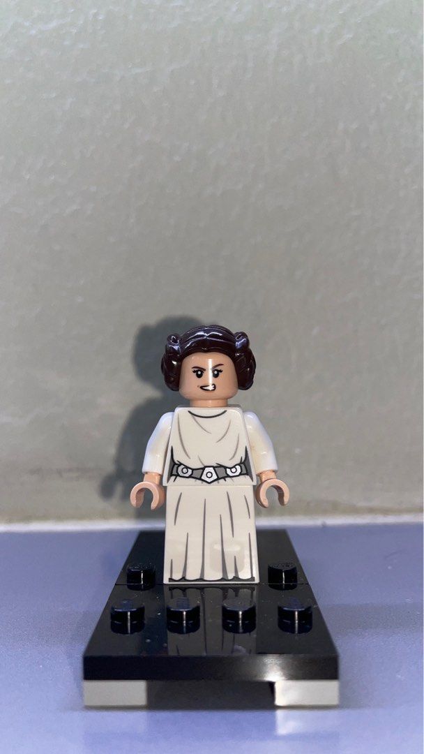 Lego princess hotsell leia minifigure