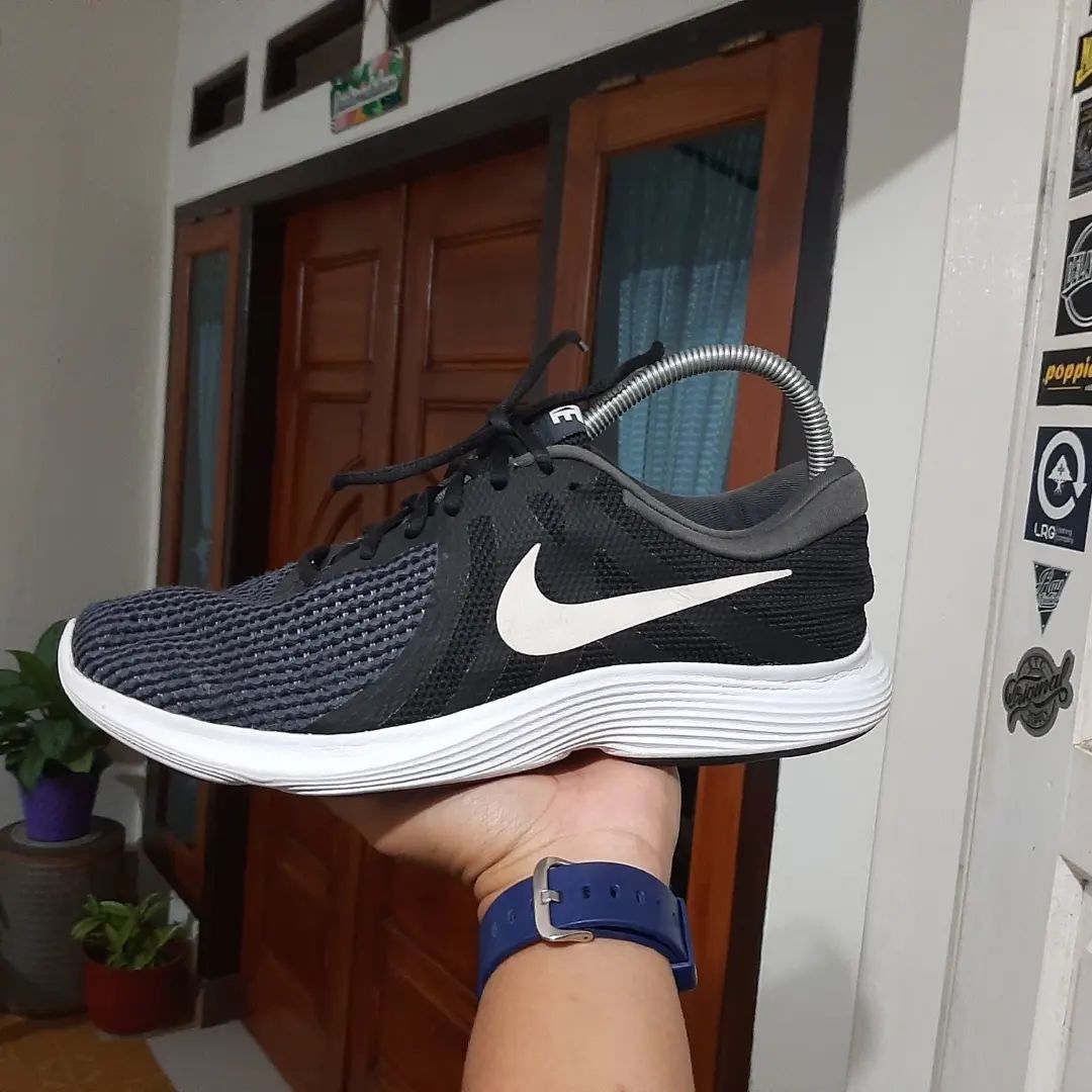 NIKE REVOLUTION 4 Fesyen Pria Sepatu Sneakers di Carousell