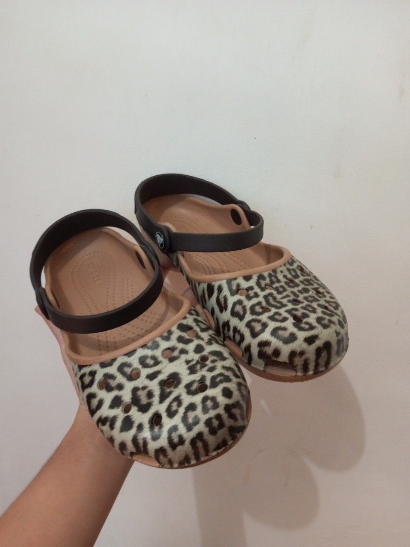 Girls leopard deals crocs