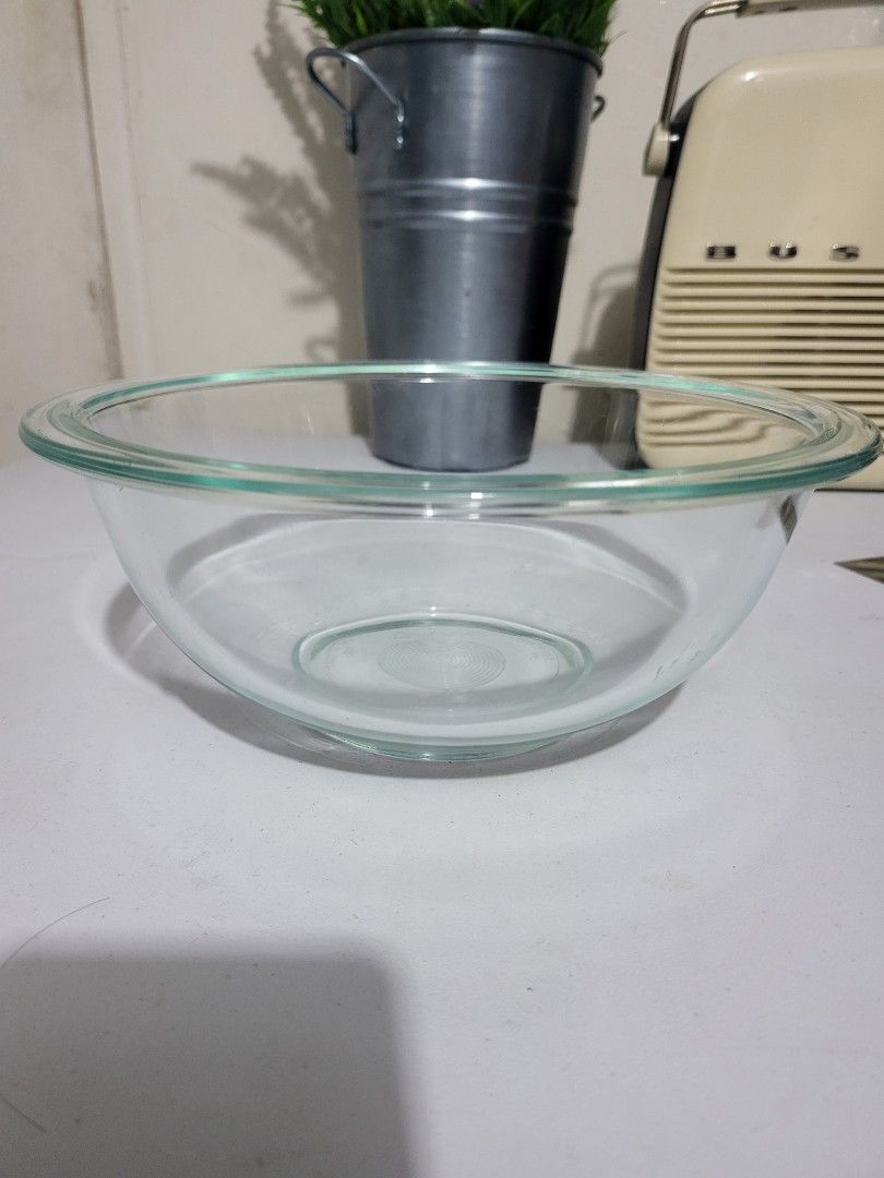 Pyrex bowl (Category: Bakeware) located in Makati City. Submitted by thedeclutteringabuela (Listing ID 1248616003, Image 1). Description: pyrex made i the USA. 1.5 qt or 1.4 L . size 8 1/2 microwave, freezer, diswasher safe.