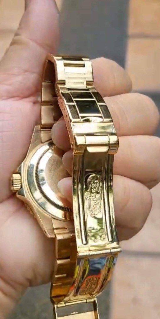 ROLEX 1996 Yacht-Master White Dial Solid 18k gold 40mm (Category: Luxury Watches) located in Pasig City. Submitted by Watchaholics (Listing ID 1248501163, Image 3). Description: RUSH SALE!!!!🥰🥰🥰 ROLEX 1996 Yacht-Master White Dial Solid 18k gold 40mm -Model 16628 -Year model 1996 -40mm -9/10 condition -With box and authentication certificate from R&R shop For 1.399M You may DM or contact @ 09615077138 Thanks admin😉.