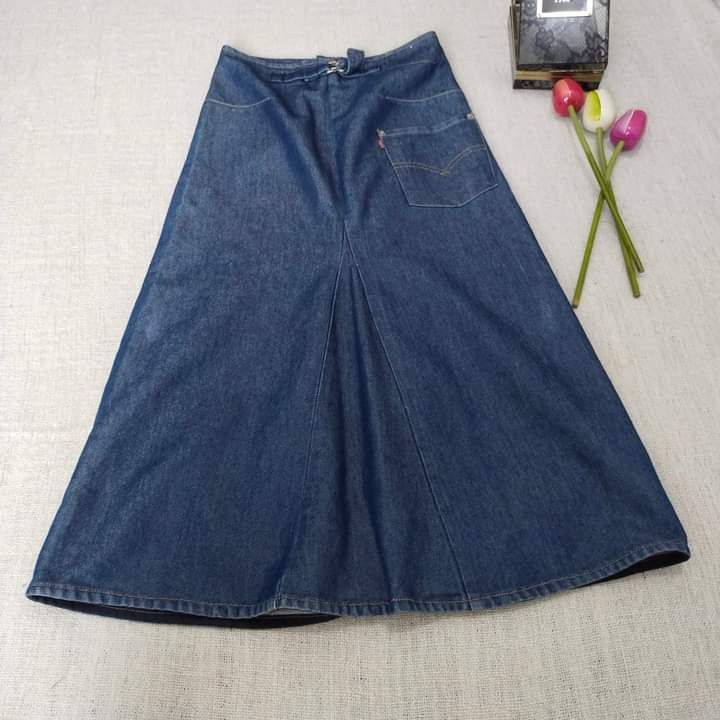 SALE 75K LEVIS MOWENS LONG SKIRT Fesyen Wanita Pakaian Wanita Gaun Rok di Carousell