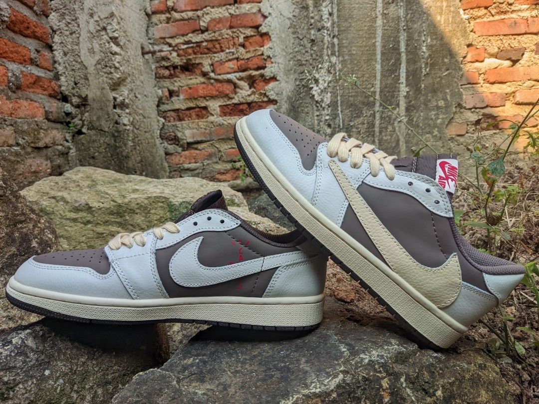 travis scott reverse nike