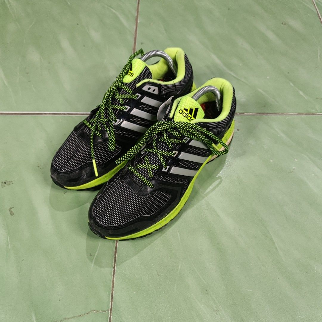 Sepatu second Adidas questar boost