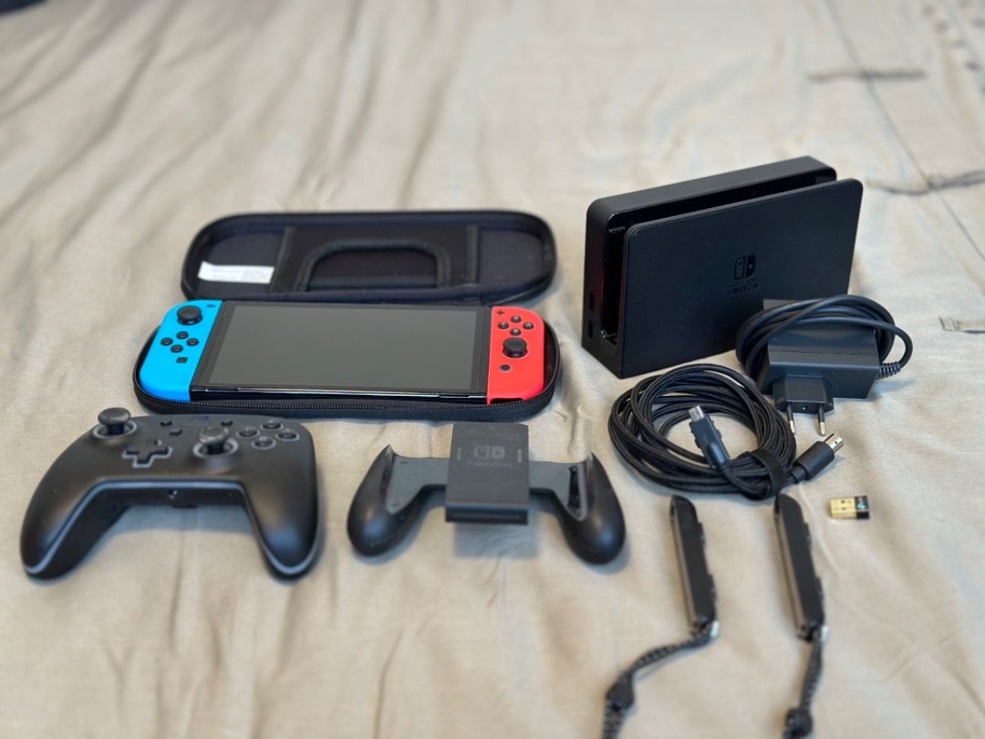 Switch OLED with extra controller and joycon extenders, Video Gaming
