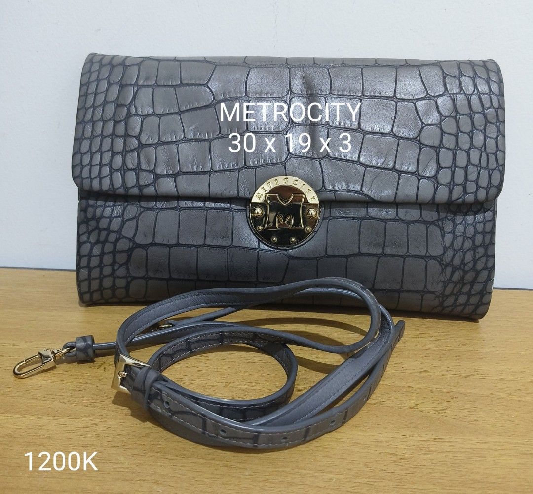 METRO CITY RED WALLET, Fesyen Wanita, Tas & Dompet di Carousell