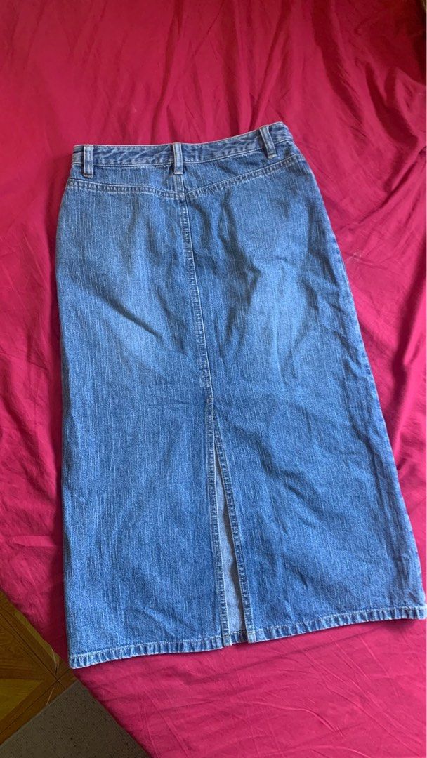 U2 maxi long denim skirt (Category: Skirts) located in Las Pinas. Submitted by tyrastyle (Listing ID 1248536574, Image 3). Description: Bought this from a thrift shop in ig Original price ₱450 Rfs: wrong size!! :( too small Super HQ 😭 For size 24-26 girlies Broken zipper :(.
