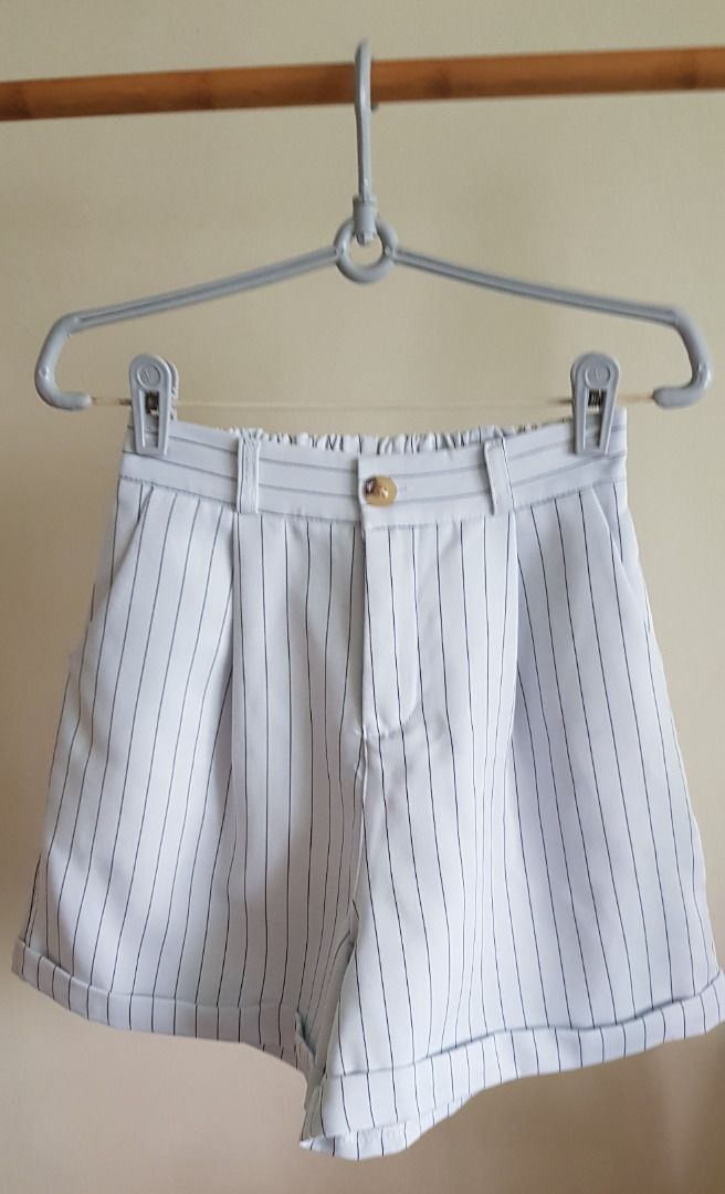 White top pinstripe shorts