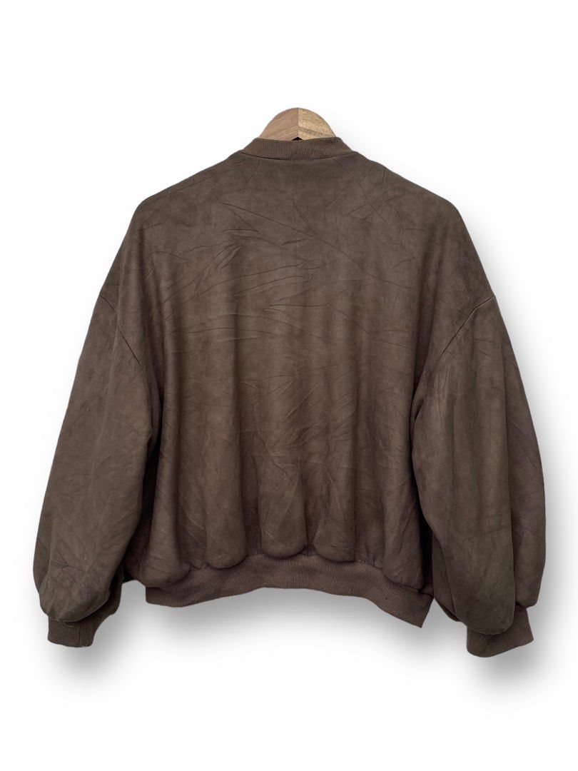 Zara Basic Suede Bomber Jacket (Category: Coats, Jackets and Outerwear) located in Tumpat. Submitted by fazly_store (Listing ID 1248646674, Image 3). Description: Zara Basic Suede Bomber Jacket RM : 89.00 DFOD J&T SAIZ ON TAG : M LEBAR : 28 inci LABUH: 23 inci KONDISI : 9/10 MADE IN : CHINA (GRLED A26).