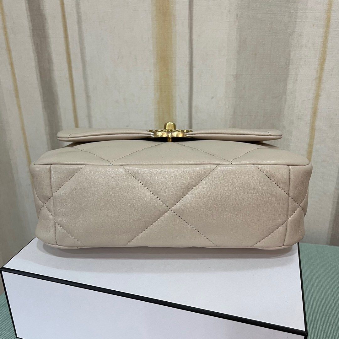 接近全新3萬中帶走💕 Chanel Light Beige Small 19 Bag, 名牌, 手袋及