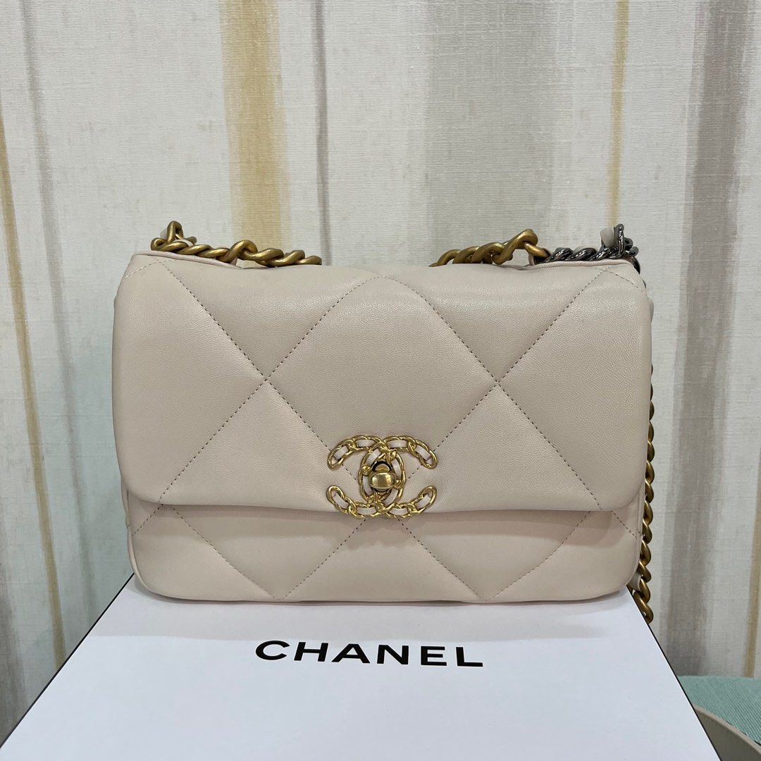 接近全新3萬中帶走💕 Chanel Light Beige Small 19 Bag, 名牌, 手袋及