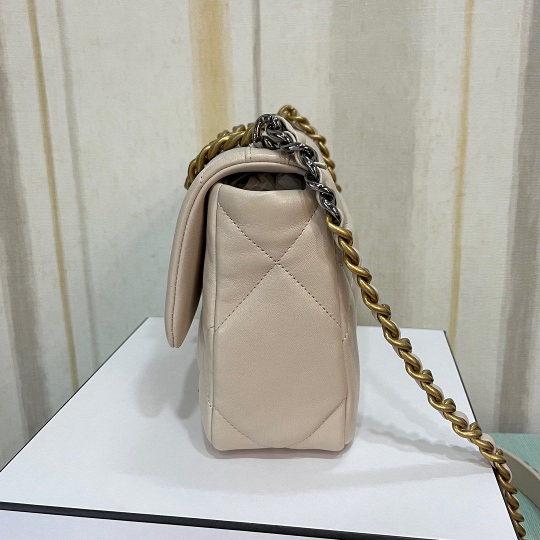 接近全新3萬中帶走💕 Chanel Light Beige Small 19 Bag, 名牌, 手袋及