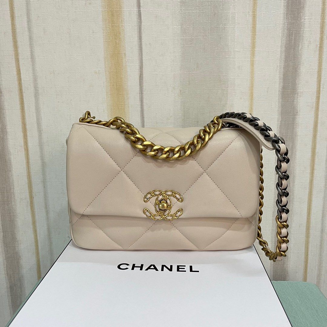 接近全新3萬中帶走💕 Chanel Light Beige Small 19 Bag, 名牌, 手袋及