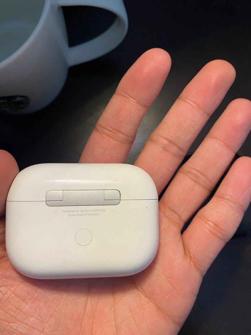 Airpods Pro 1 Charging Case (Category: Earphones) located in Manila. Submitted by keepitminimal (Listing ID 1248674391, Image 2). Description: 100% guaranteed authentic. Store bought in the US. I’ll try finding the box and manuals if you’re interested. RFS: Lost buds..
