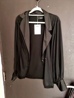 Avgal sheer chiffon satin colar blazer /outter  , new, jual rugi ga pernah di pakai, brand new with tag, color BLACK, jual rugi 300k. belum ongkir,