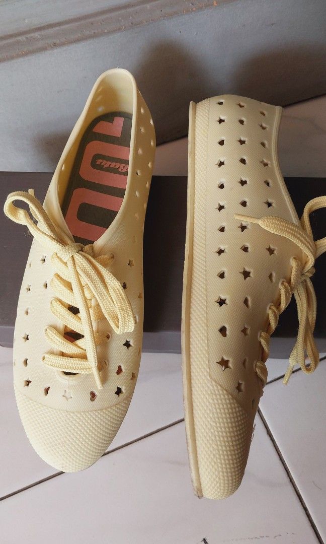 Bata heart sneakers outlet
