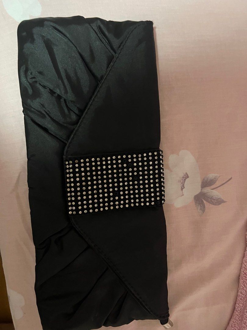 black clutch (Category: Clutches) located in Quezon City. Submitted by second___life (Listing ID 1248853700, Image 2). Description: black cmg clutch bag comes with silver strap great for formal events! flaw: missing stones (as seen in pic) but otherwise, works well!.