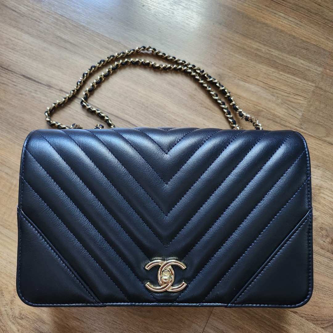 Gold Medium Flap Chanel - 325 For Sale on 1stDibs