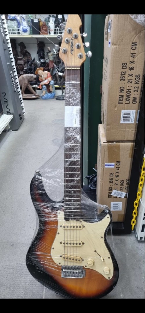 Clearance SalesPeavey Raptor Plus Electrical Guitar, Hobbies & Toys, Music & Media, Musical