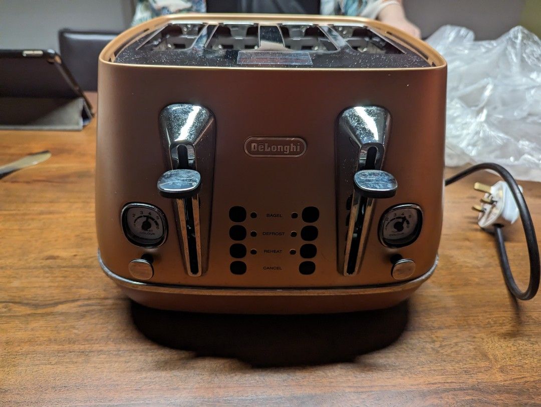 Delonghi 4 slice toaster, TV & Home Appliances, Kitchen Appliances