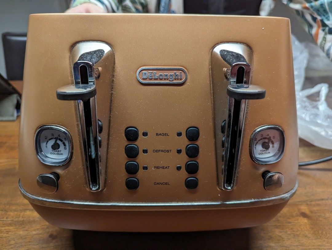 Delonghi 4 slice toaster, TV & Home Appliances, Kitchen Appliances